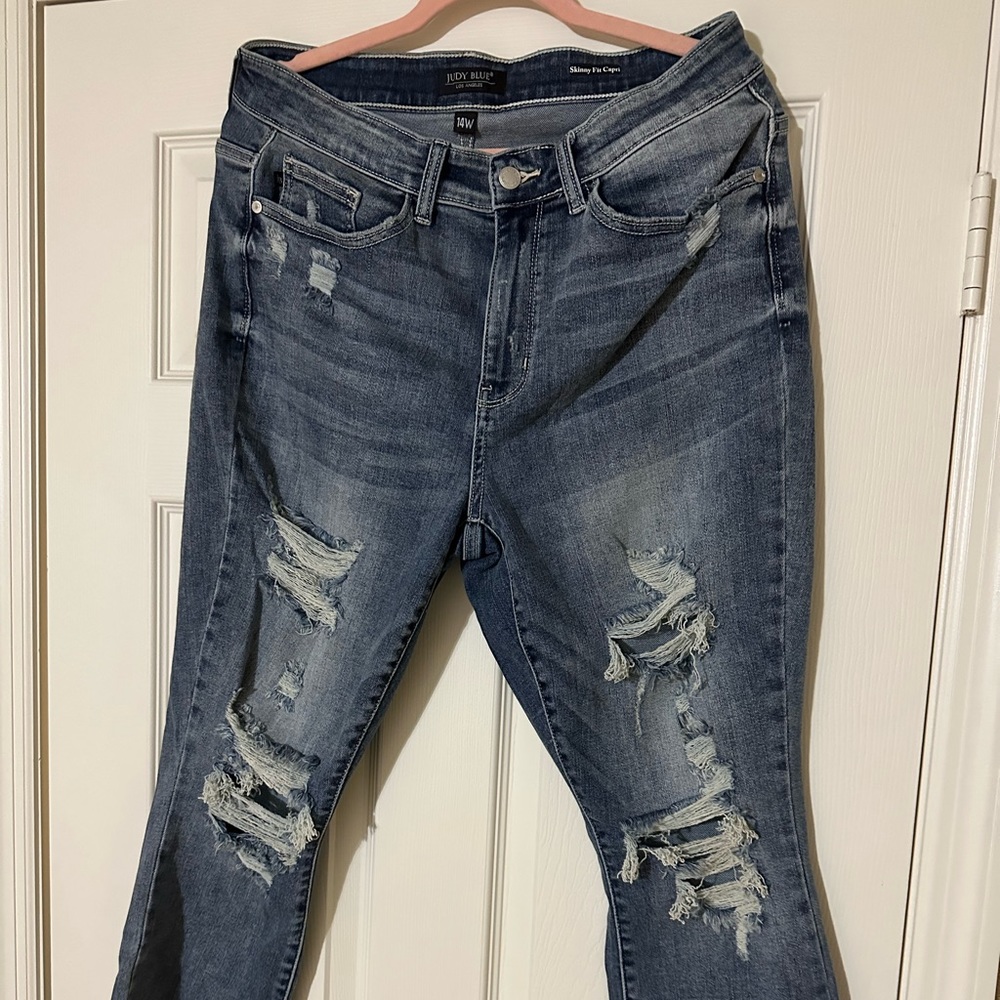 Judy Blue Distressed Capri